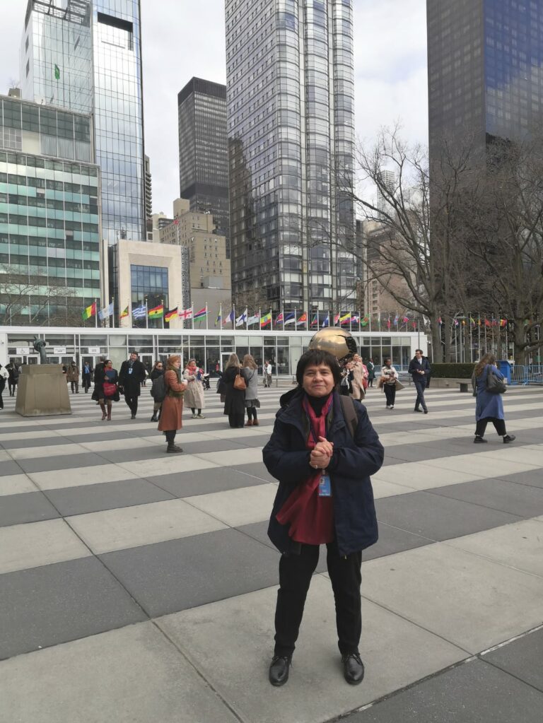 Shoukria Haidar sur le parvis de l'ONU